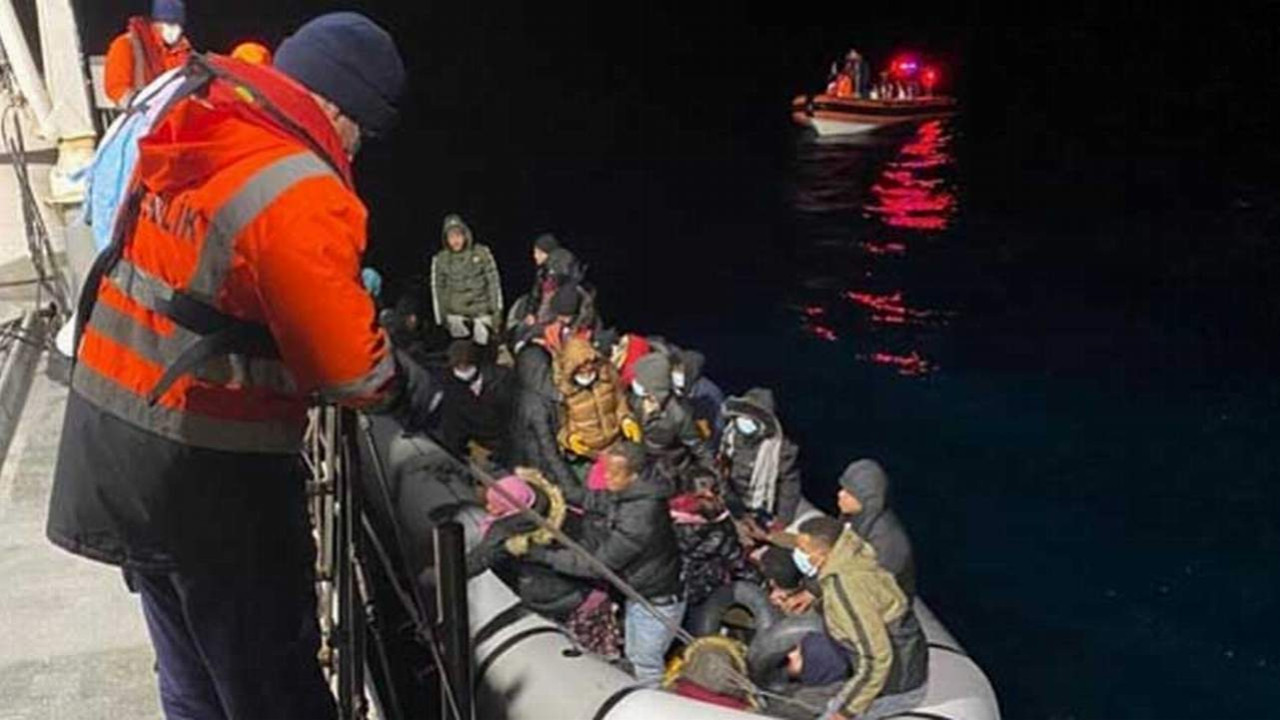 İzmir açıklarında 50 kaçak göçmen daha yakalandı
