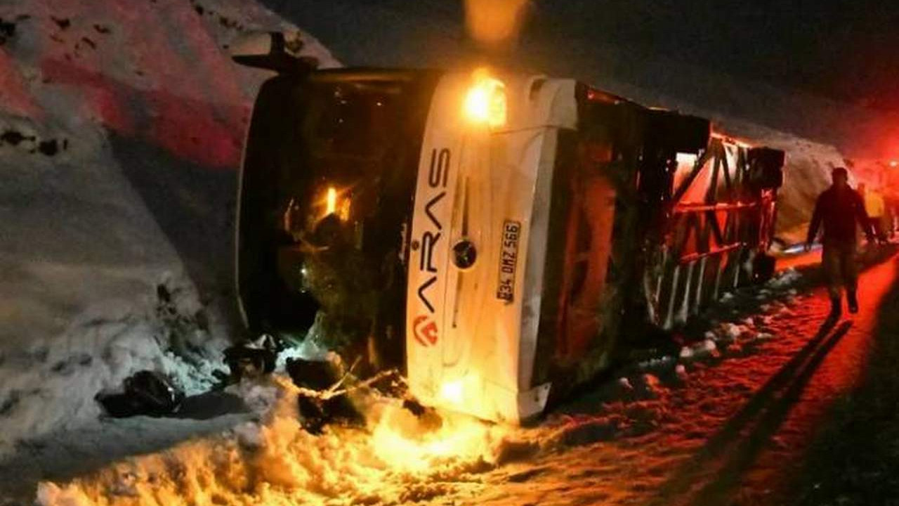 Yolcu otobüsü devrildi: 4 ölü, 26 yaralı