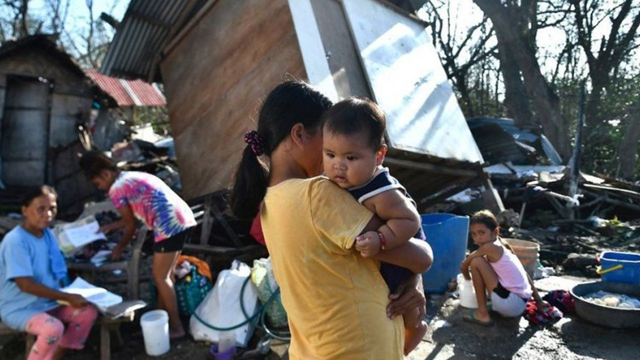 Filipinler'de tayfun nedeniyle en az 75 kişi hayatını kaybetti