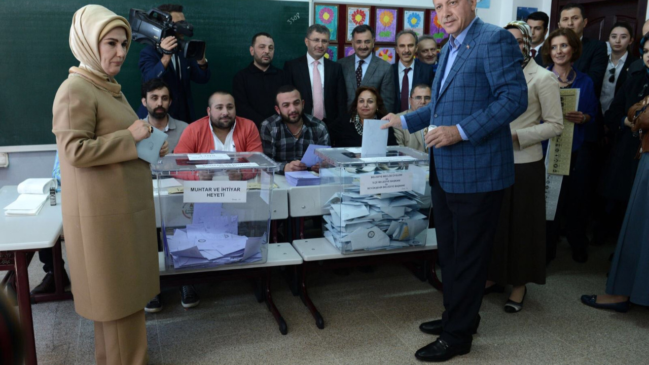 Bir dönem AK Parti'nin anketlerini yapan firma ''baskın seçim geliyor'' deyip tarih verdi