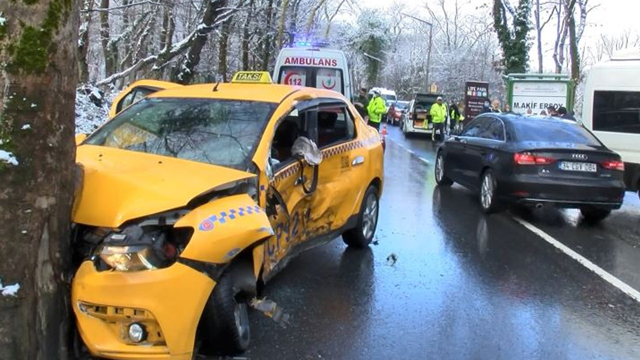 İstanbul'da servis minibüsü ile taksi çarpıştı: Yaralılar var