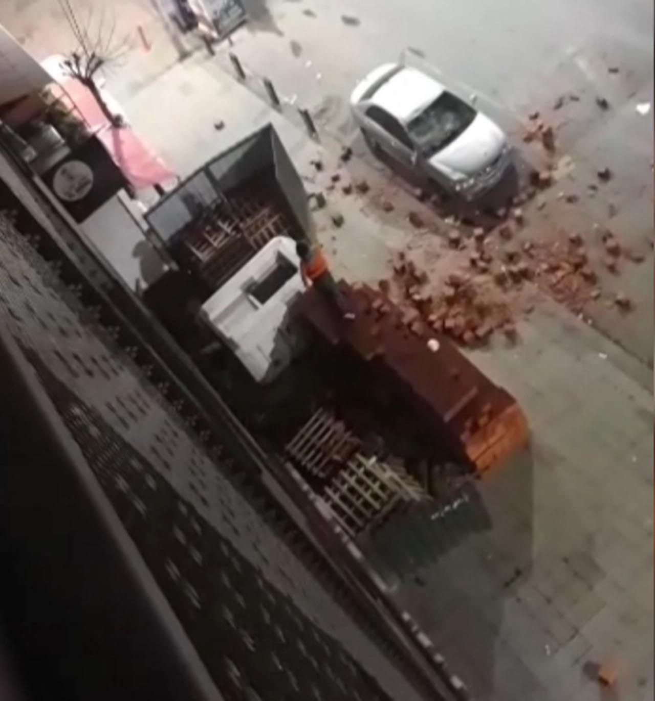 Öfkeli kadın, otomobili tuğla yağmuruna tuttu! - Resim: 1