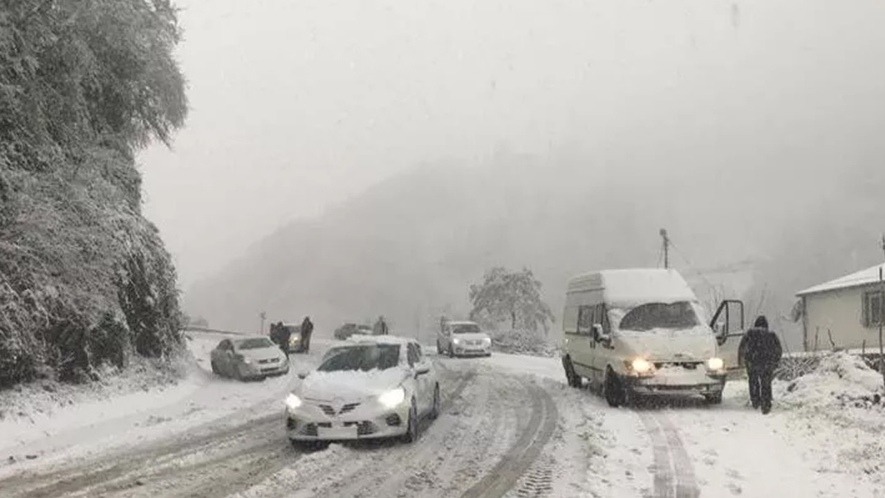 Trabzon’da kar yağışı araç sürücülerine zor anlar yaşattı