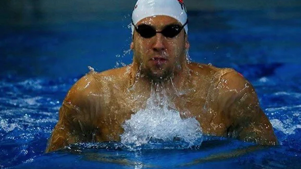 Milli yüzücü Emre Sakçı kısa kulvar dünya rekorunu kırdı