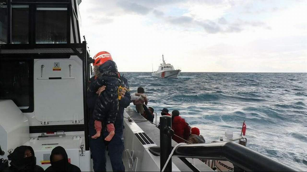 İzmir açıklarında göçmen teknesi battı