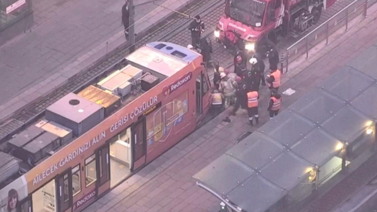 İstanbul'da feci kaza! Tramvayın altında sıkıştı