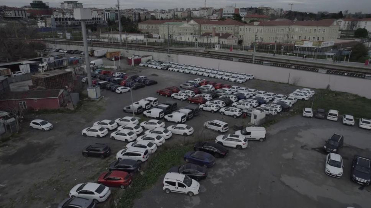 Burası İstanbul'un göbeği... Onlarca sıfır araç otoparkta bekliyor