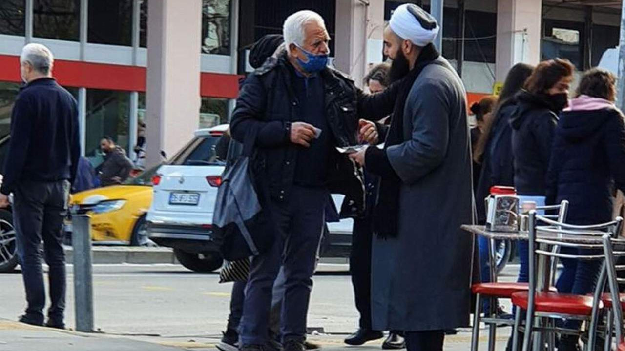 Cübbeli ve sarııklı tebliğciler İzmir'de yılbaşı bildirisi dağıttı