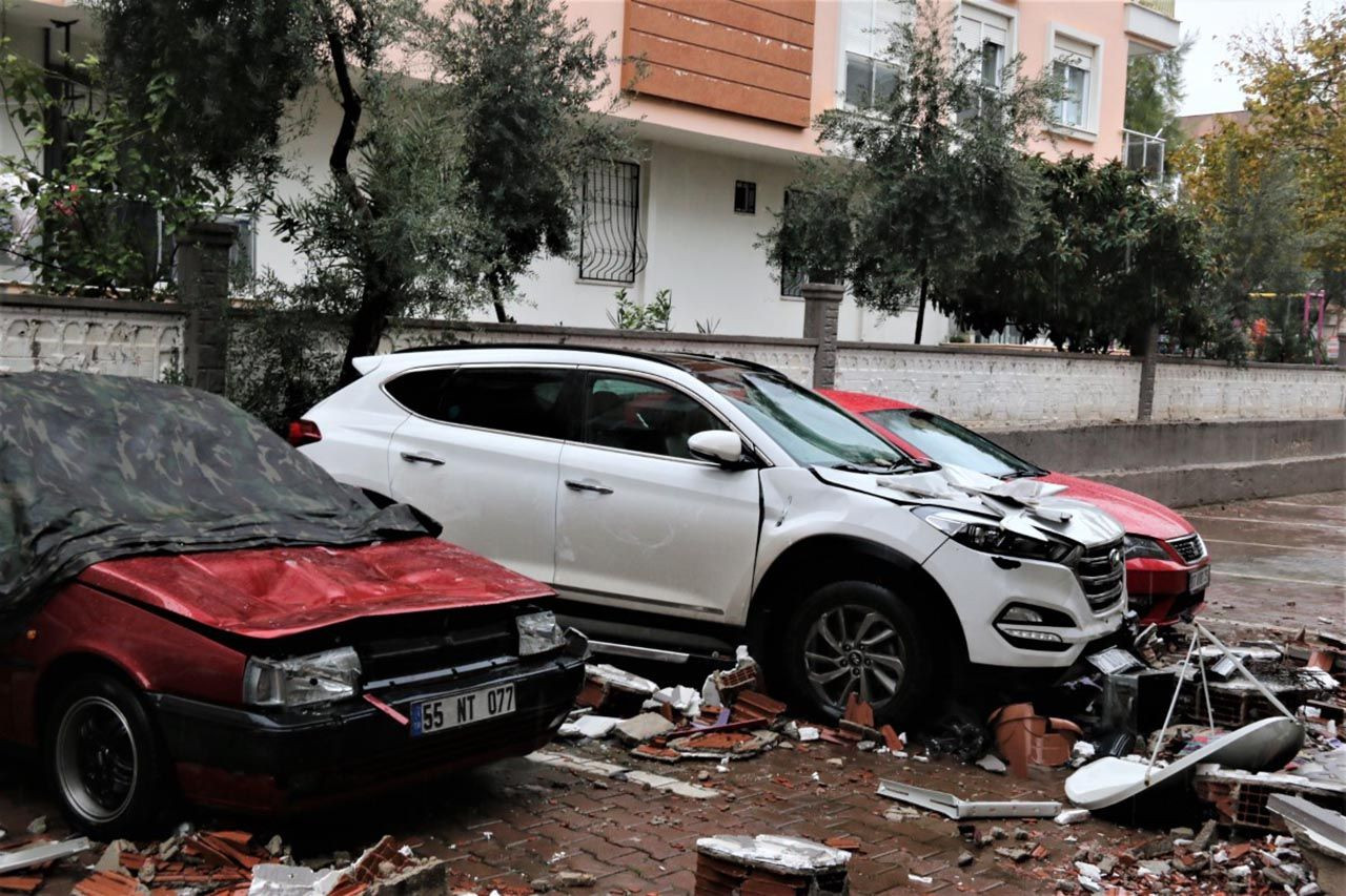 Antalya'da fırtınada uçan duvar ortalığı savaş alanına çevirdi - Resim: 2