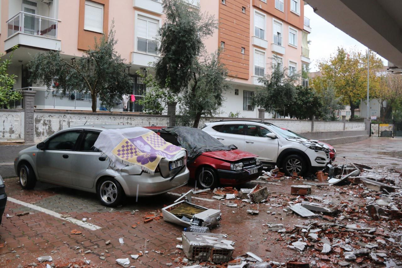 Antalya'da fırtınada uçan duvar ortalığı savaş alanına çevirdi - Resim: 1