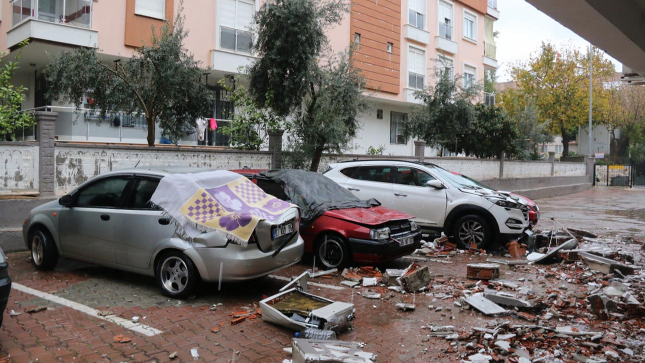 Antalya'da fırtınada uçan duvar ortalığı savaş alanına çevirdi