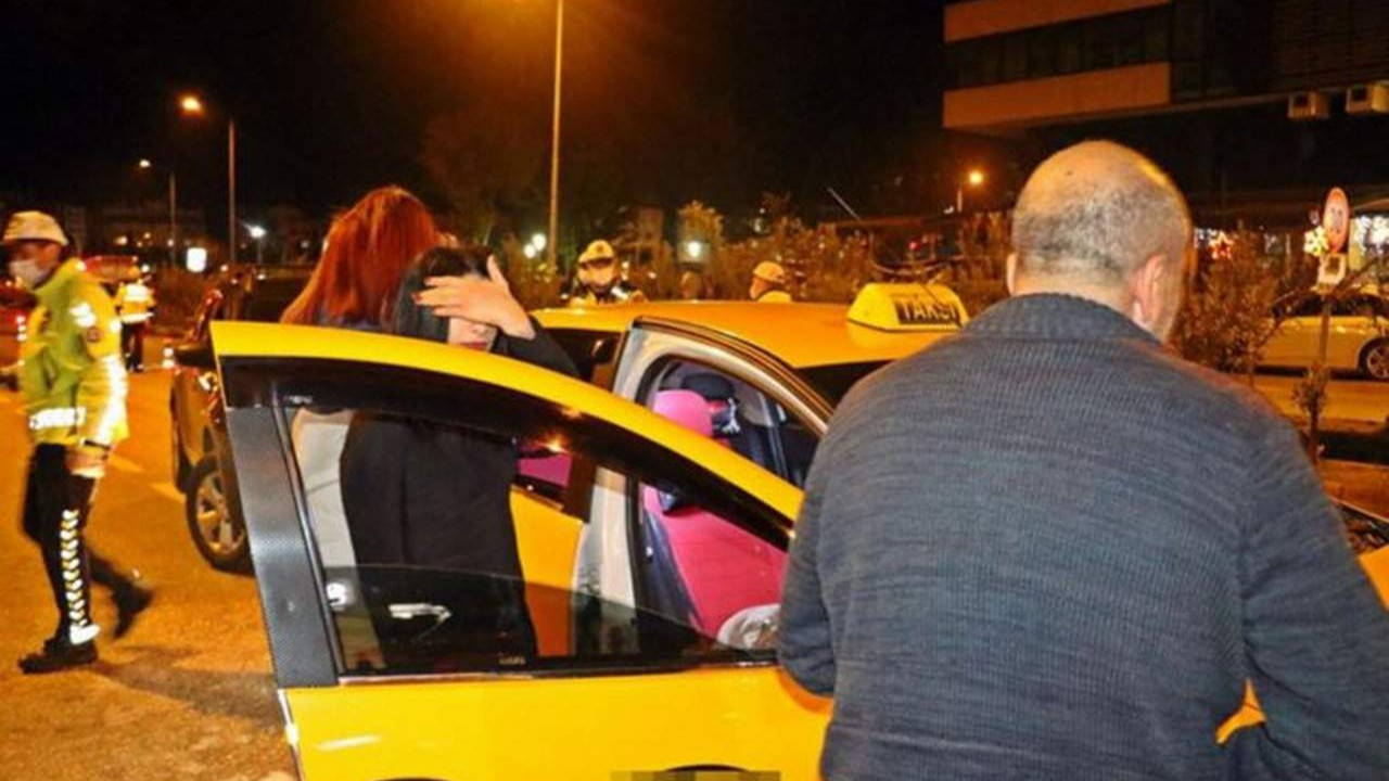 Taksiciden polisin önünde yolcuya fırça