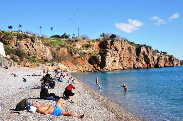 Yaz günlerini aratmayan görüntüler: Turistler plajlara akın etti - Resim: 3