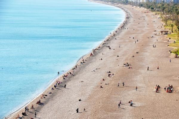 Yaz günlerini aratmayan görüntüler: Turistler plajlara akın etti - Resim: 4