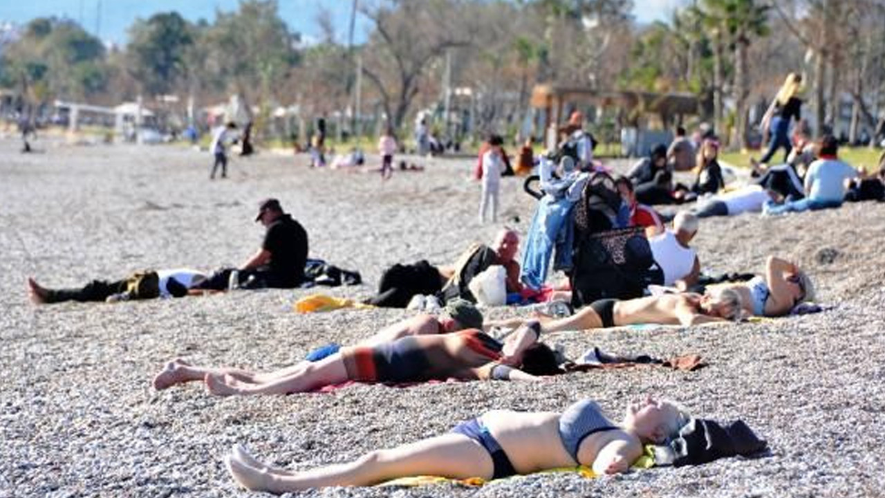 Yaz günlerini aratmayan görüntüler: Turistler plajlara akın etti
