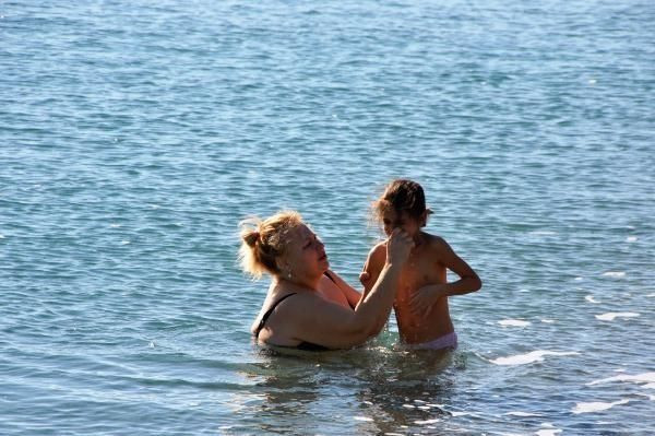 Yaz günlerini aratmayan görüntüler: Turistler plajlara akın etti - Resim: 2