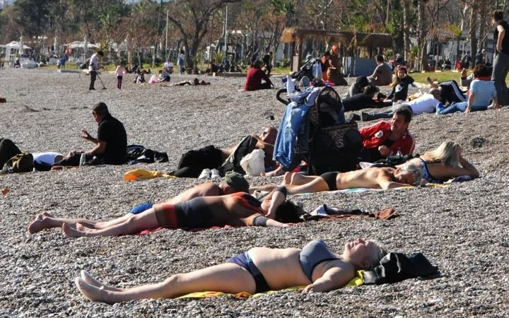 Yaz günlerini aratmayan görüntüler: Turistler plajlara akın etti - Resim: 1