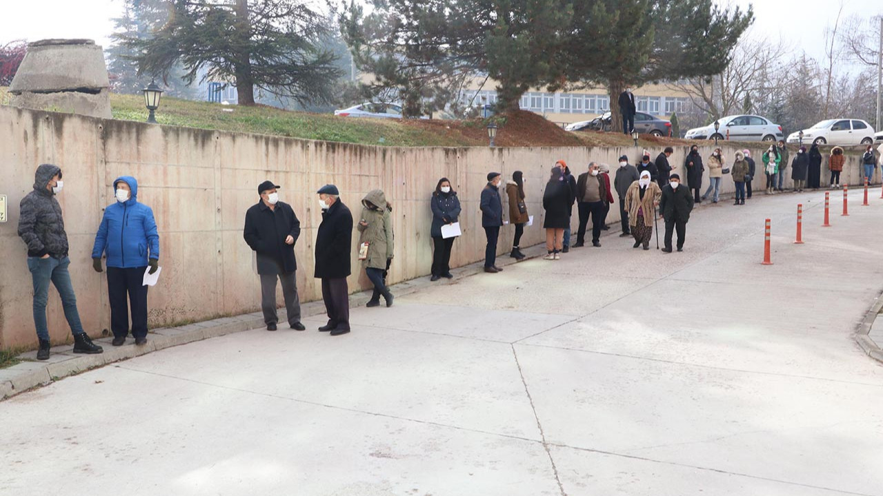 Bir ilde daha kırmızı alarm! Koronavirüs yasakları geri döndü