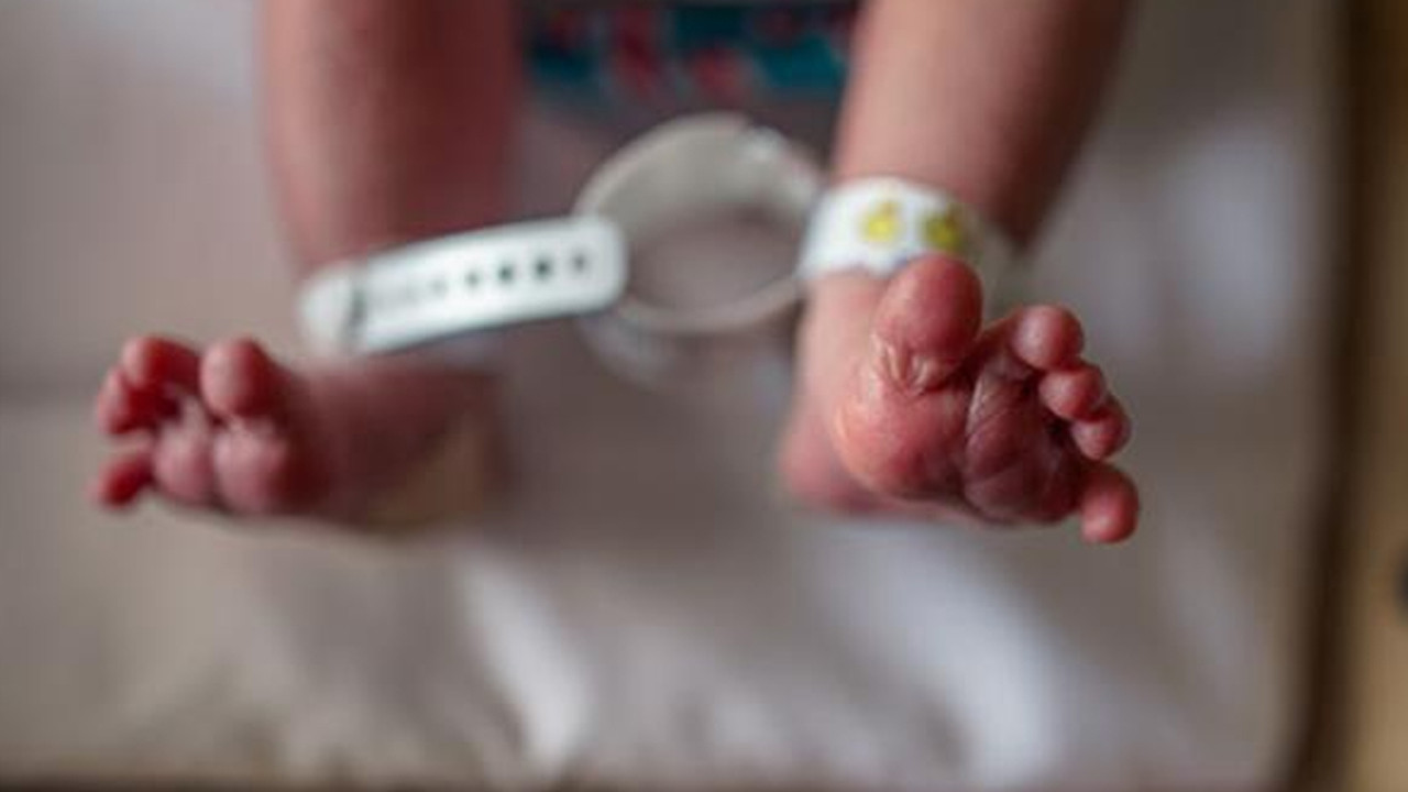 Doktorlar tarafından canlı canlı morga konulan bebek ölümden böyle kurtarıldı