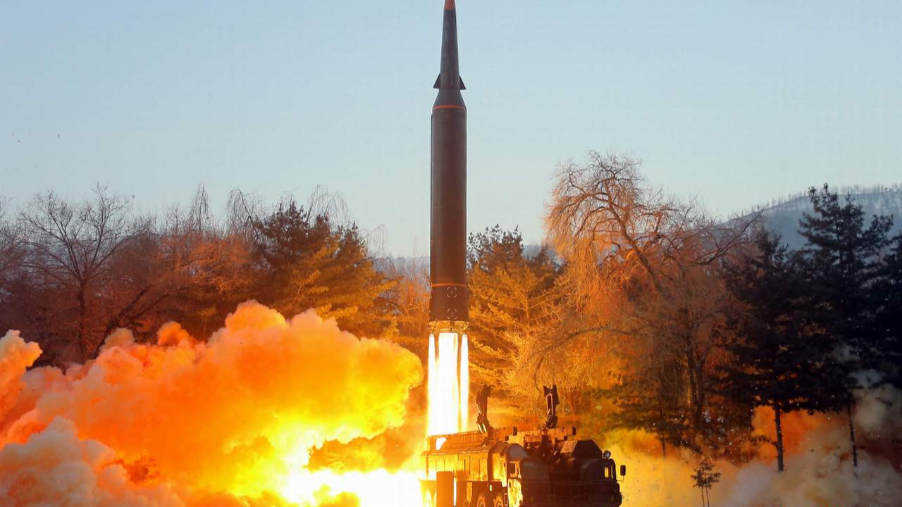 Tüm dünya tedirgin! Kuzey Kore'nin hipersonik füzesi 12'den vurdu