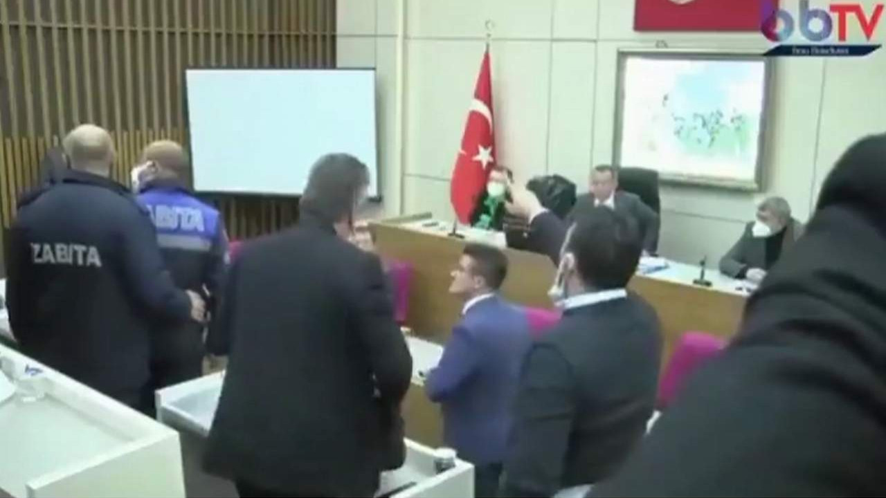 Tanju Özcan AK Partili ismi zabıta ile salondan attırdı