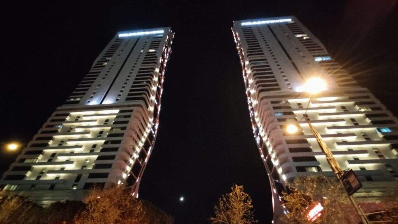 İzmir'in ikiz kulelerinde büyük yangın! Yaralılar var