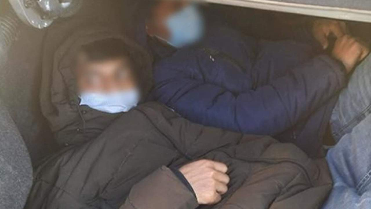 Otomobil bagajından kaçak mülteci çıktı