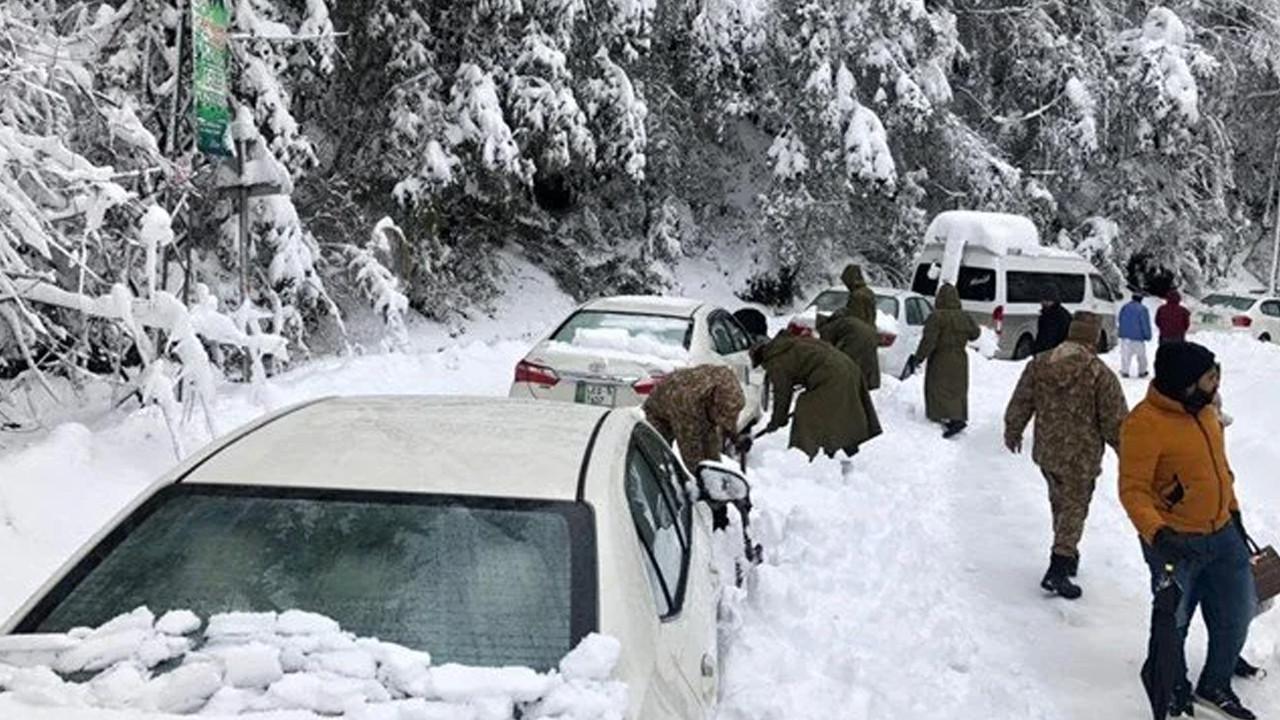 Yoğun kar yağışı felaket getirdi: 23 kişi donarak öldü