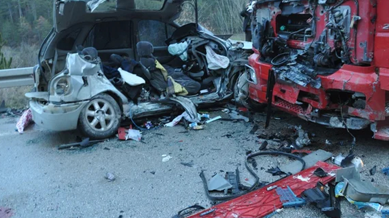 Korkunç kaza: 2'si çocuk 4 kişi hayatını kaybetti