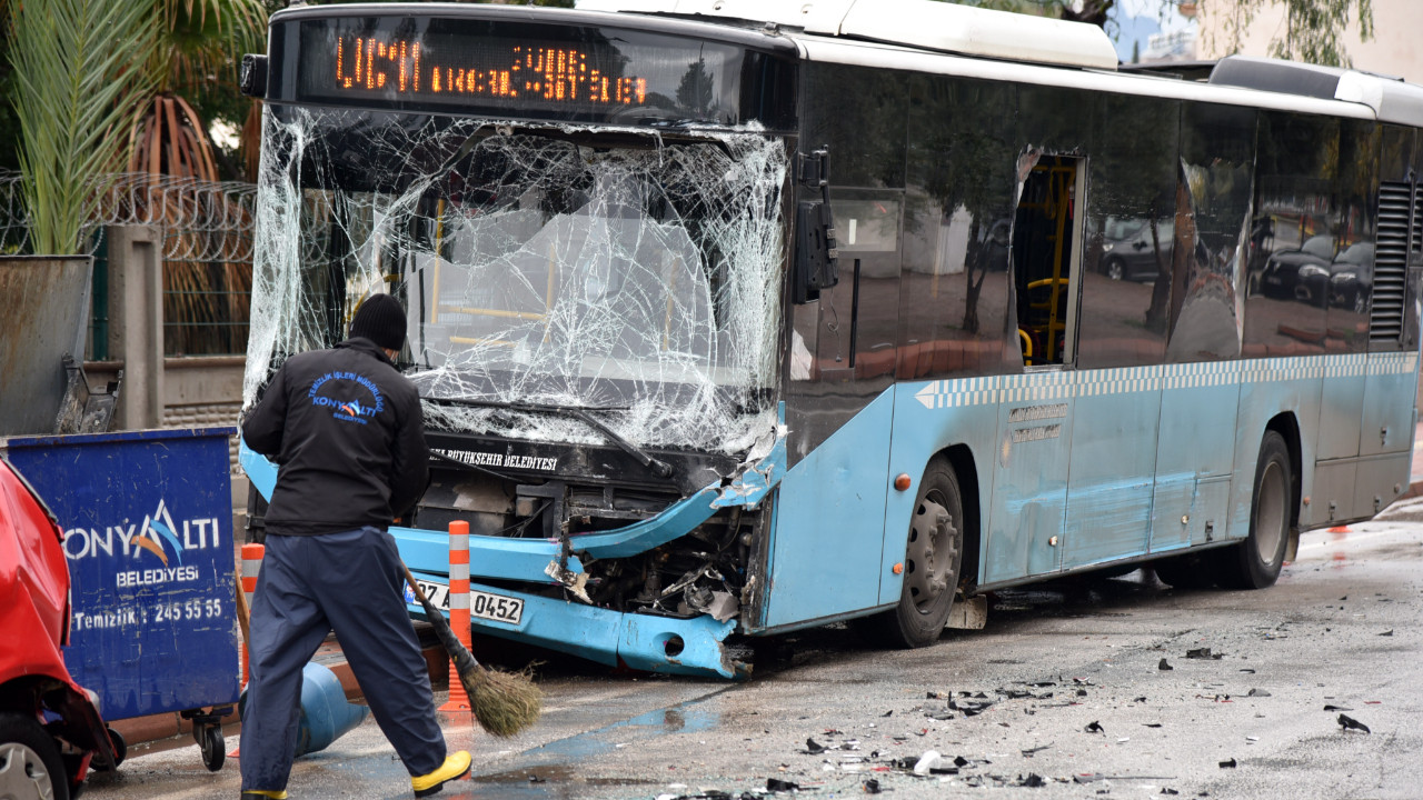 Özel halk otobüsü 9 araca çarptı: Yaralılar var