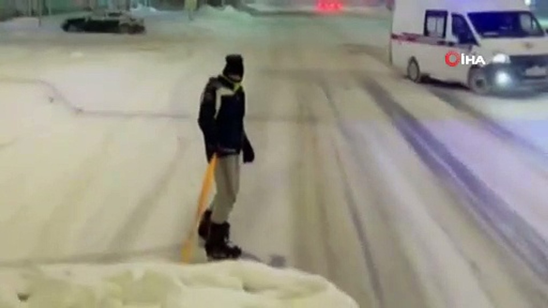 Otomobille snowboard çılgınlığını polis bitirdi