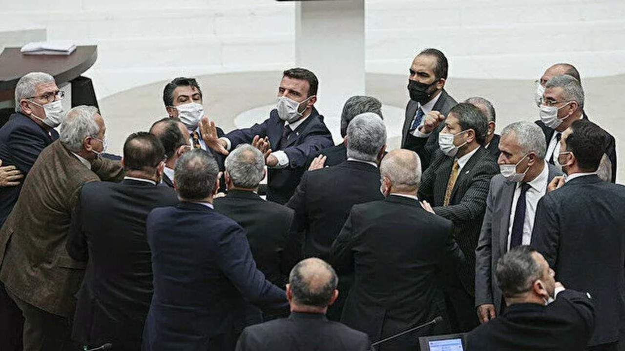 Meclis'te ''edepsizsin'' kavgası! AK Partili ve CHP'li vekiller birbirine girdi