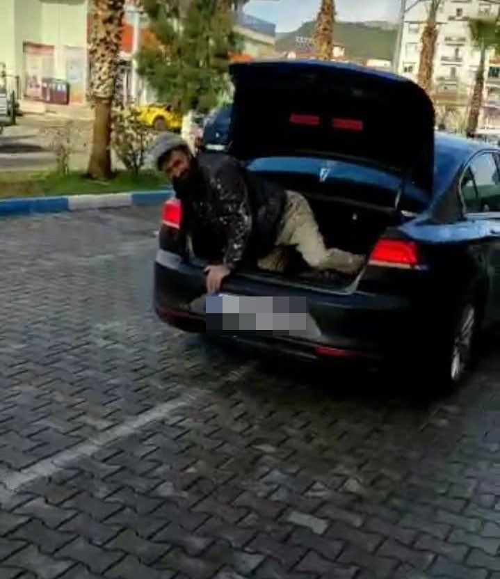 İnşaat işçisi çalışanını bagajda taşıyan patrona tepki yağdı - Resim: 3