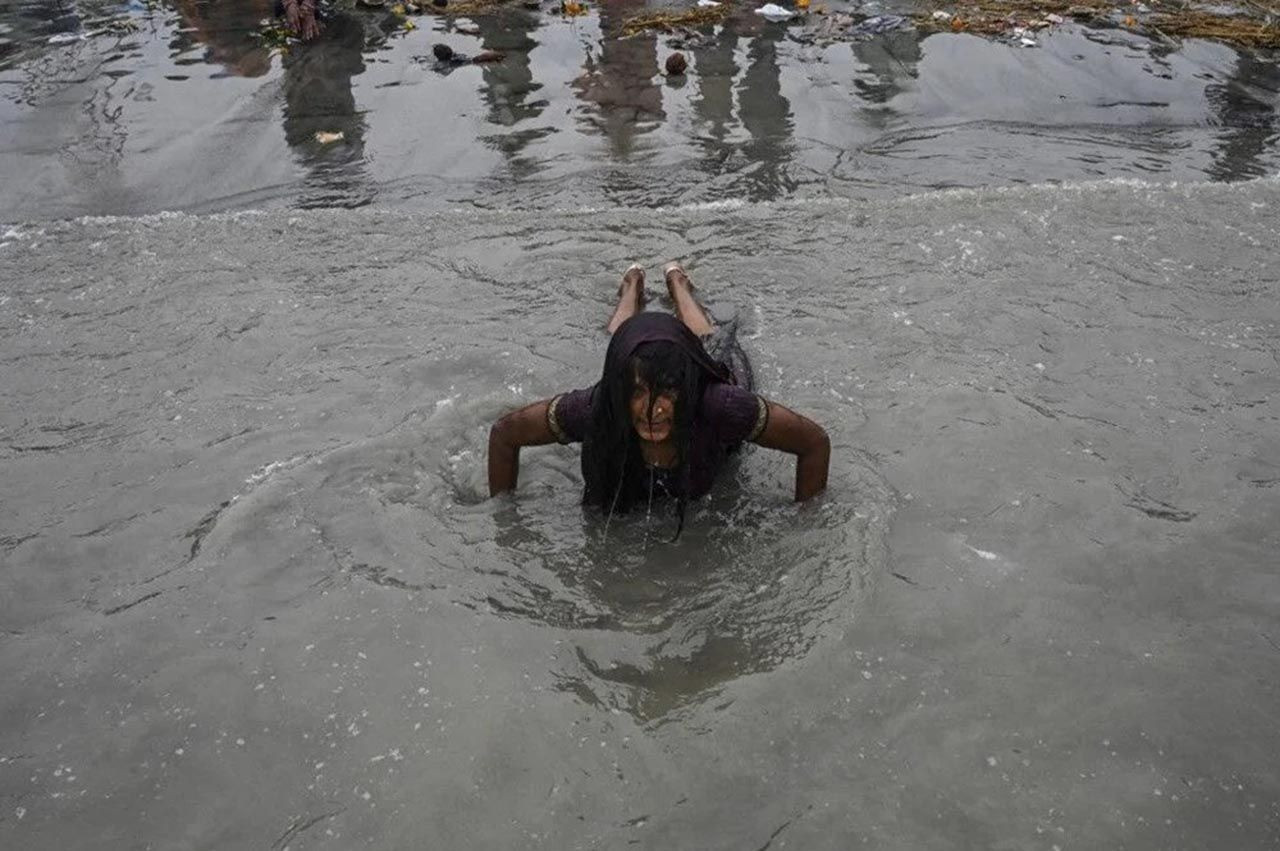 Koronavirüsü umursamadılar! Binlerce kişi Ganj Nehri'ne girdi - Resim: 4
