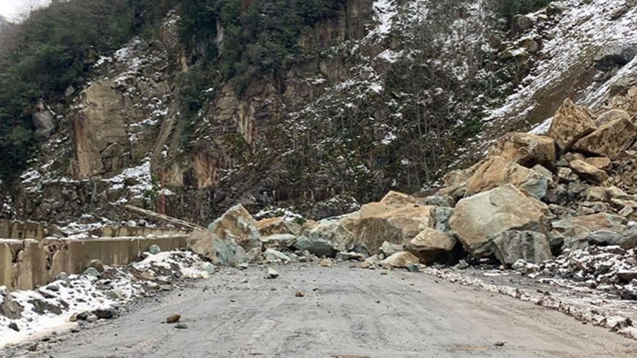 Artvin'de heyelan: 6 köy yolu ulaşıma kapandı