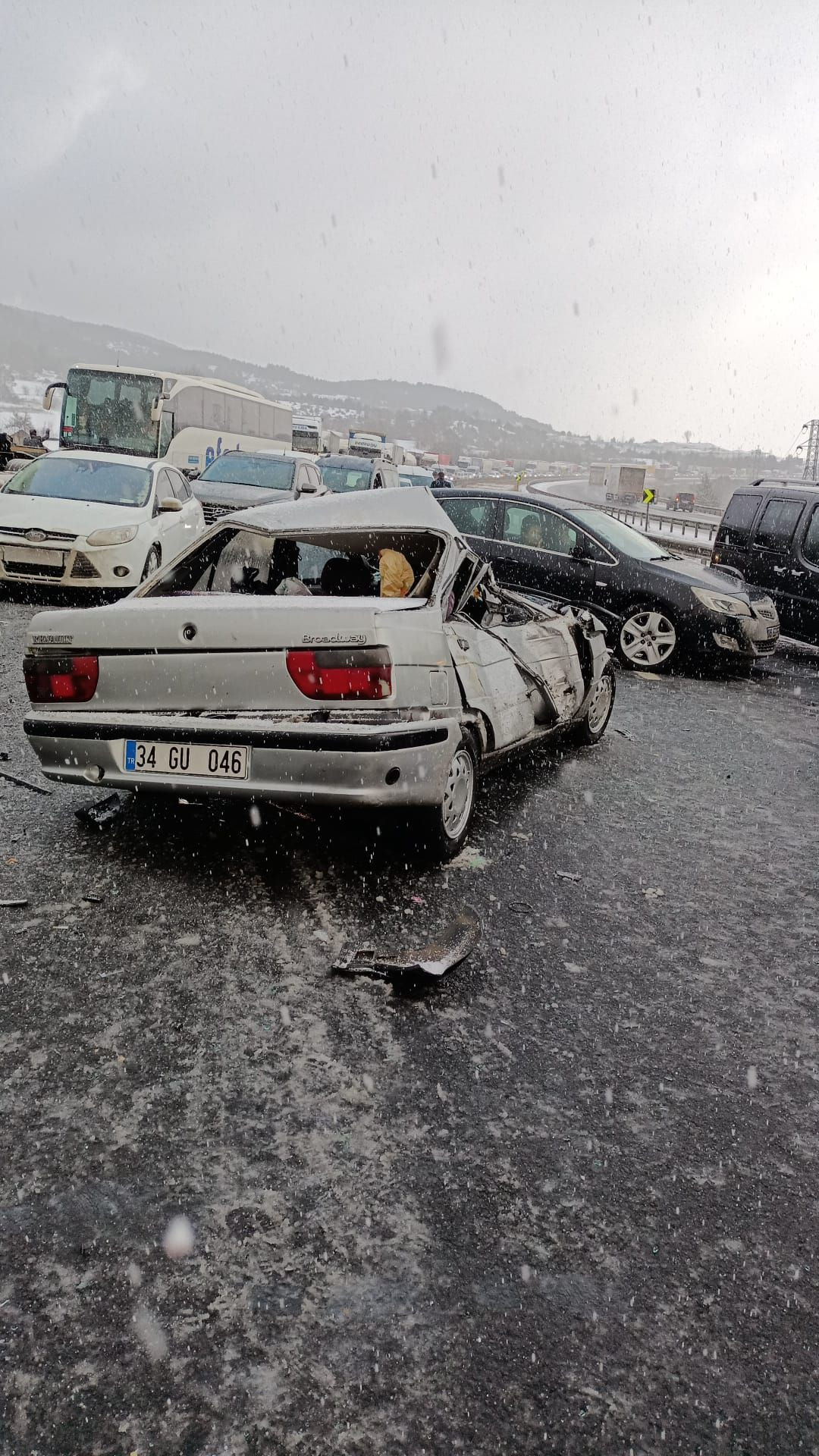 12 araç birbirine girdi! İstanbul yönü ulaşıma kapandı - Resim: 2