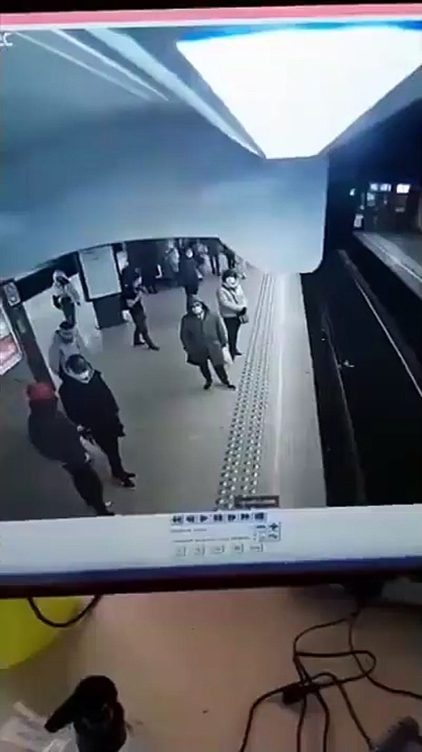 Metroda dehşet! Kadını raylara itti!