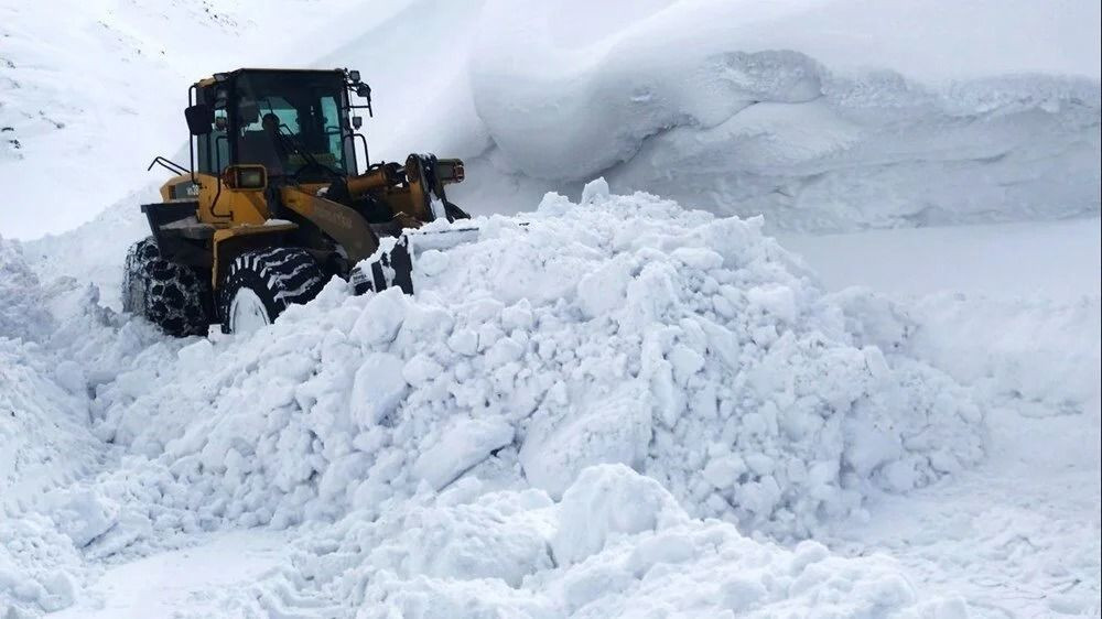 Bir il kara teslim! 5 metre karla mücadele devam ediyor - Resim: 2