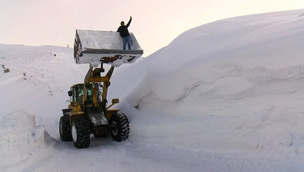 Bir il kara teslim! 5 metre karla mücadele devam ediyor - Resim: 1