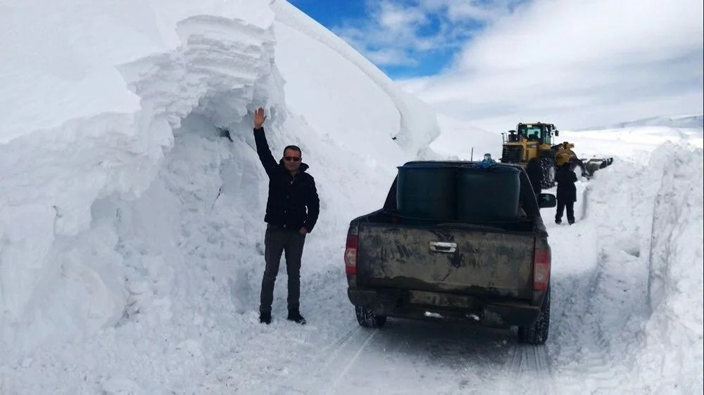 Bir il kara teslim! 5 metre karla mücadele devam ediyor - Resim: 4
