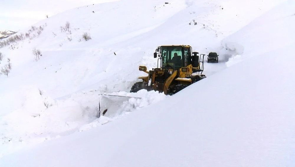 Bir il kara teslim! 5 metre karla mücadele devam ediyor - Resim: 3