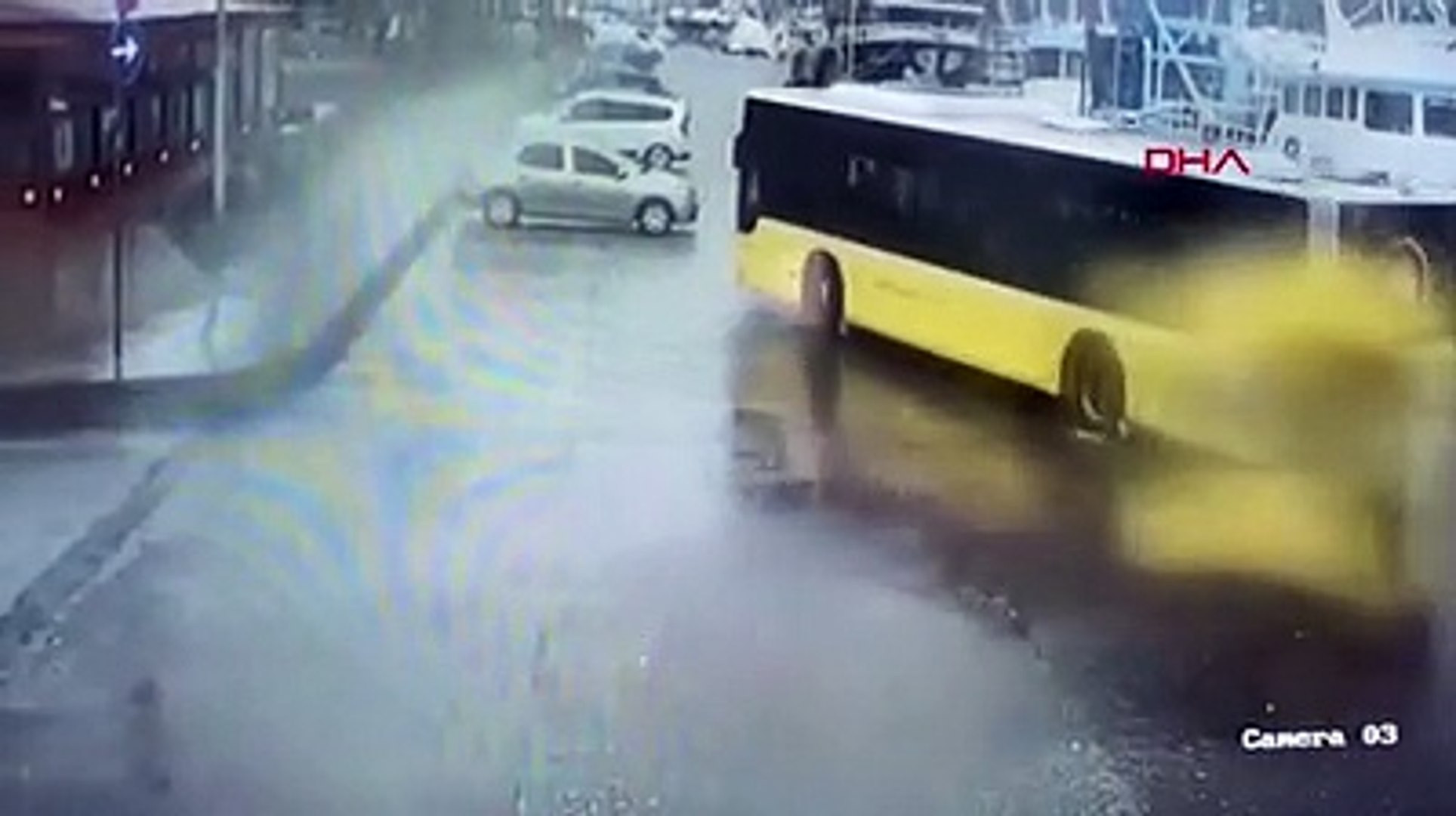 İstanbul'da dev dalga İETT otobüsünün camını kırdı