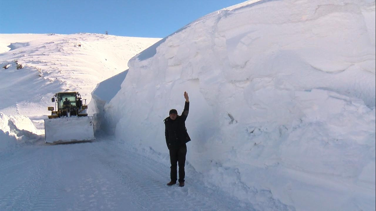 Görüntüler Türkiye'den! Kar kalınlığı iki insan boyunu aştı