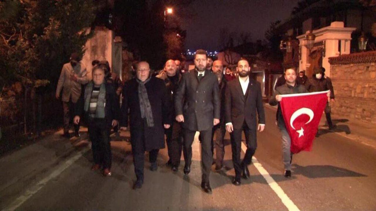 Otobüs tutup, Sezen Aksu'nun kapısına dayandılar
