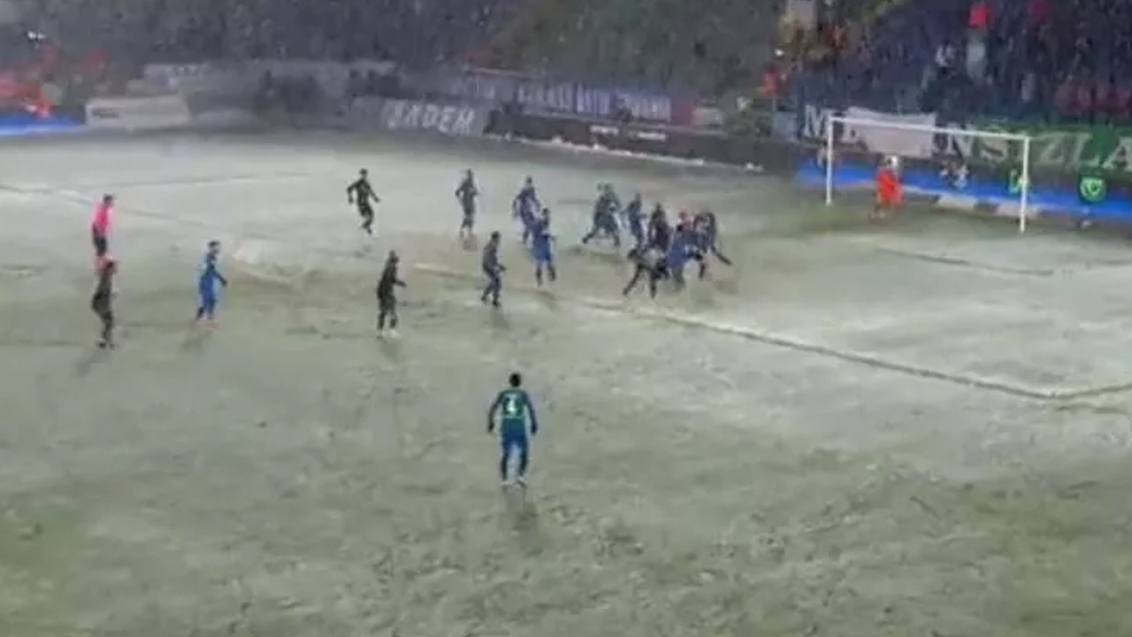 Süper Lig'e kar engeli! Maç yarıda kaldı