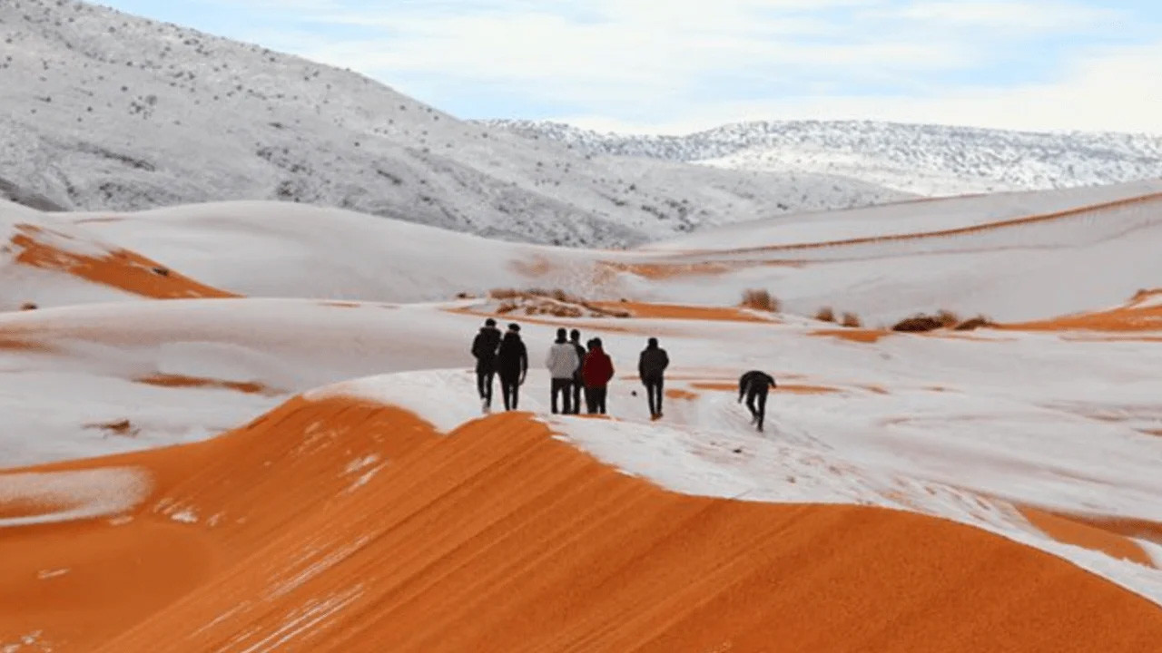 Dünyanın en büyük çölü Sahra Çölü'ne kar yağdı