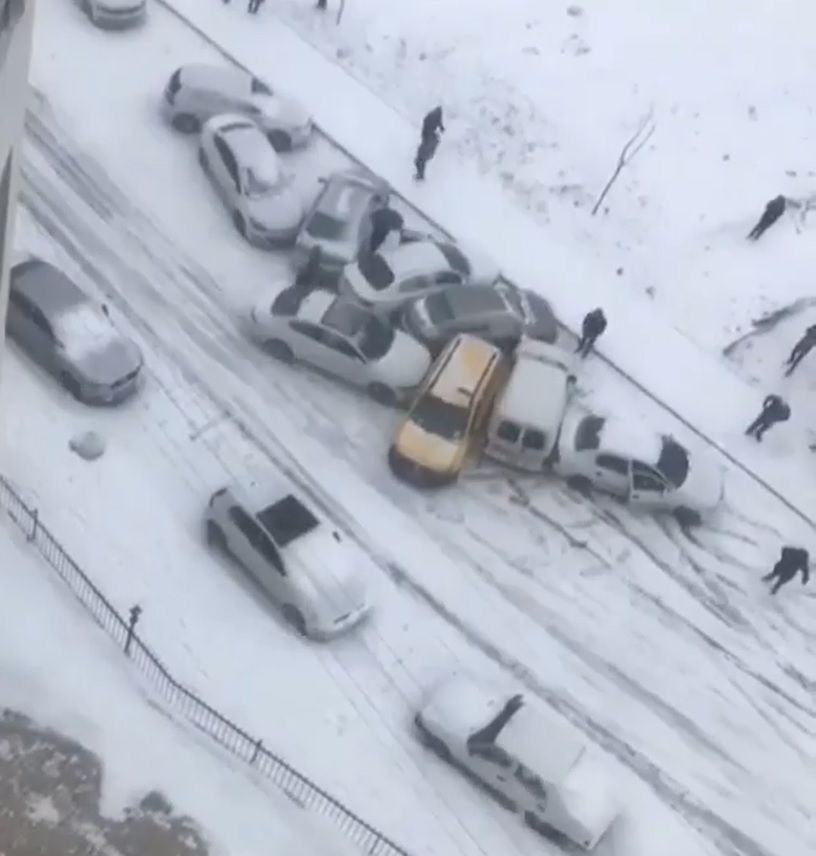 10 aracın karıştığı ''buzlanma'' kazası kamerada - Resim: 1