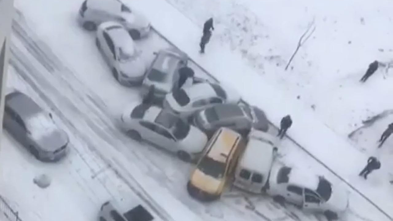10 aracın karıştığı ''buzlanma'' kazası kamerada