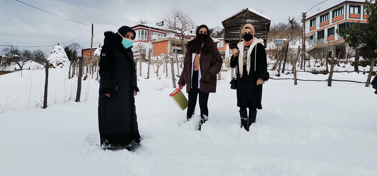 Sağlık çalışanlarının karla kaplı yollarda 'aşı' mesaisi - Resim: 3