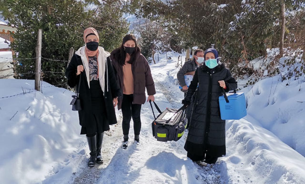 Sağlık çalışanlarının karla kaplı yollarda 'aşı' mesaisi - Resim: 1